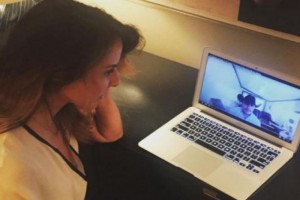 Kate del Castillo publica foto viendo narcocorrido