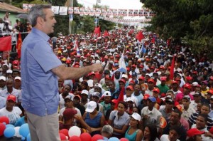 Abinader promete aumentar programas sociales