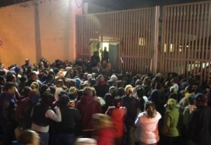 Cunde el pánico tras motín que dejó decenas de muertos en México