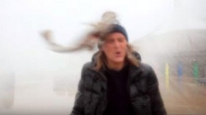 Mujer informaba sobre una tormenta y le cayó un pez en la cara