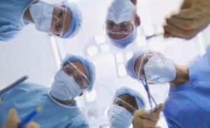 Operan a una paciente con un tumor cerebral mientras ve un mundo virtual