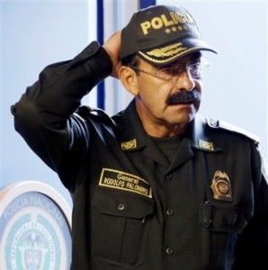 Renuncia director policía colombiana envuelto en escándalo de prostitución   
