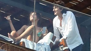 Ron Wood envía a su casa a su mujer embarazada y coquetea con una 