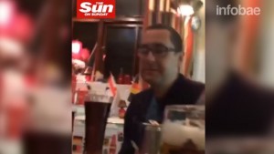 Sacerdote aspira cocaína rodeado de objetos nazis