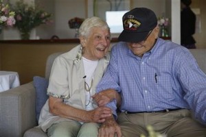 Veterano de la IIGM se cita con novia en Australia