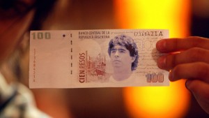 Devuelve 33.000 dólares ingresados por error y le cobran la transacción
