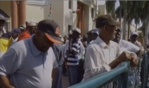 Ancianos braseros  vuelven a reclamar pensiones frente al Palacio