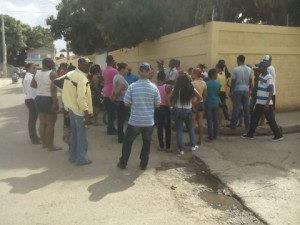 Padres impiden entrada de comida escolar en centro educativo de Dajabón