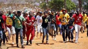 Protestas violentas provocan cierre de universidad  sudafricana 