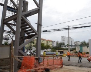 Colocan puente peatonal en avenida 27 de Febrero entre Privada y Caonabo