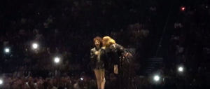 Adele conmueve a todos: invita al escenario a cantar a una joven con autismo
