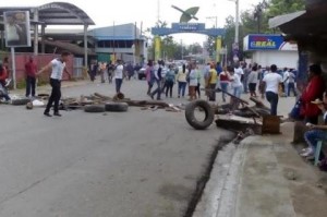 Protestan en Pontezuela de Santiago para que arreglen calles 