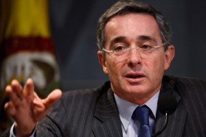 Máximo jefe de FARC invita a reunión a ex presidente Uribe 