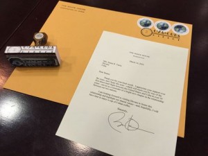 Presidente EEUU envía carta a una cubana tras restablecer correo postal
