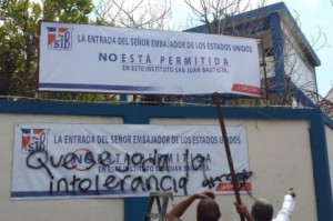 Nuevo letrero: colegio reitera rechazo a embajador EEUU