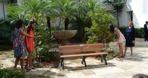 Las Obama plantan árboles en Cuba; guardan minuto de silencio en partido por víctimas de Bruselas