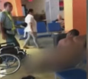  Hombre desnudo conduce motocicleta 