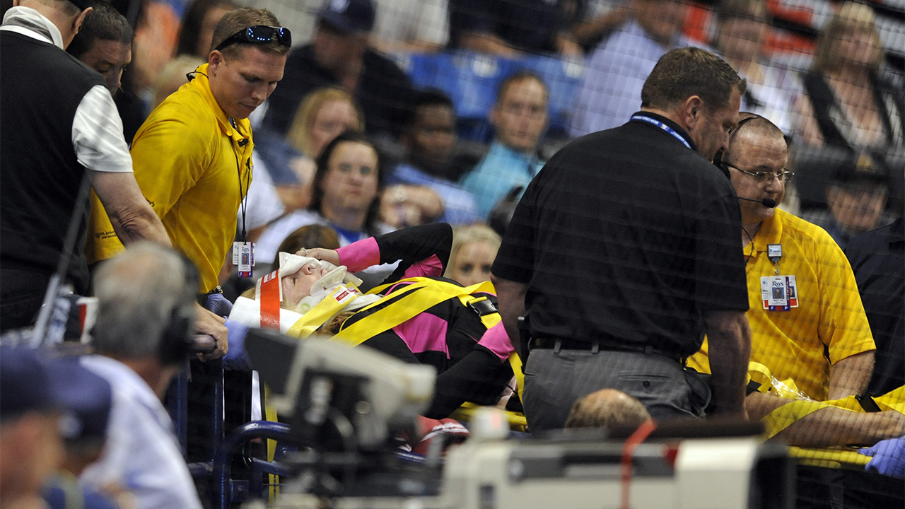 Mujer golpeada por pelotazo en juego de Rays está estable