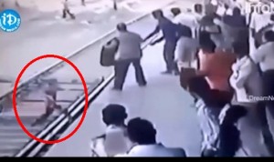 Niño se salva de ser arrollado por un tren