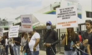 Pacientes con trasplante renal se encadenan frente al MSP por falta de medicamentos
