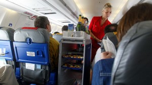 Azafatas de Air France protestan por nueva normativa de vestuario en vuelos a Teherán