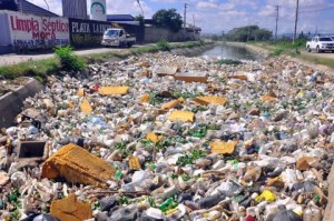 Comunitarios en Santiago denuncian contaminación del canal Ulises Espaillat