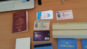 Detenidos extranjeros por clonación de tarjetas, robos y dólares presumiblemente falsos