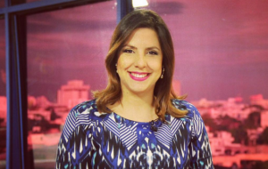 Foto de comunicadora lactando sus hijos genera controversia 