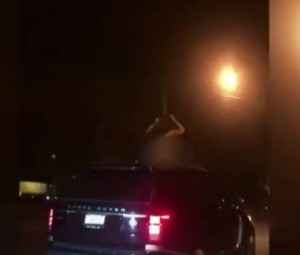 Autoridades investigan video de mujer desnuda sobre jeepeta 
