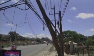 Santiago: caída de poste tendido eléctrico ocasiona caos en autopista Joaquín Balaguer 