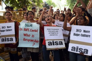 India: 2 detenidos tras violación y asesinato de estudiante 