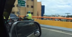 Agente AMET remolca conductor en un elevado