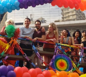Ex cantante de RBD Alfonso Herrera se besó con otro hombre en marcha gay
