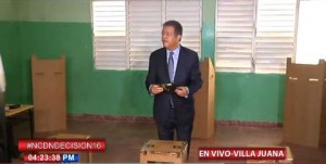 Leonel Fernández acude a ejercer el voto