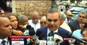 Abinader llama a dominicanos a votar en paz; espera se solucione retraso en votaciones