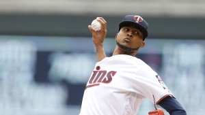 Los Mellizos activaron al derecho Ervin Santana de la lista de lesionados y lo programaron para abrir el sábado contra los Medias Blancas.

El dominicano Santana fue el abridor de Minnesota en el Día Inaugural y tuvo efectividad de 3.15 en cuatro aperturas antes de ausentarse por un tirón en la espalda. Para hacerle espacio en el roster activo, el receptor John Ryan Murphy fue enviado a Triple-A Rochester.
Los Mellizos también subieron al jardinero Darin Mastroianni y al receptor boricua Juan Centeno desde Rochester. El zurdo Ryan O'Rourke y el derecho J.R. Graham fueron designados para asignación en movimientos correspondientes.
Compartir