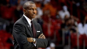 NBA multa Dwayne Casey, suspende a Dahntay Jones