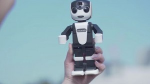 RoBoHon, el primer teléfono celular-robot que camina y baila