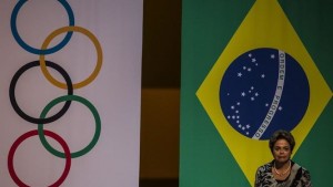 Rousseff recibe antorcha de Río 2016 al borde de un 