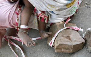 Niña es atada a una piedra mientras sus padres trabajan