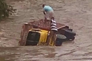 Dos hombres sobreviven cuando camión cae arrastrado por río