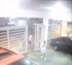 Repelen a tiros a atracadores en residencial DN