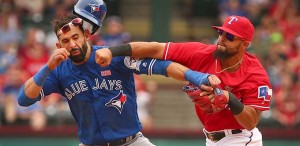 Se arma tremenda pelea entre Azulejos y Rangers