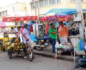 Buhoneros y comerciantes desafían disposición alcalde DN de no lanzar basura