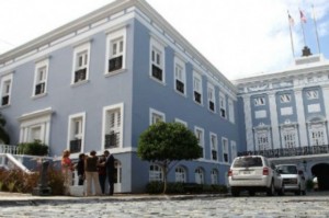 Hombre dispara contra residencia del gobernador de Puerto Rico 