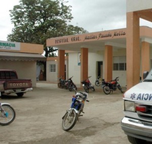 Turba de indocumentados haitianos hiere dos soldados ERD y carga con una de sus armas 