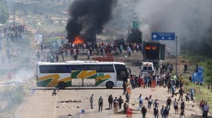 Al menos tres muertos en intensos enfrentamientos entre policías y maestros de México