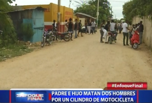 Padre e hijo matan dos hombres por un cilindro de motocicleta