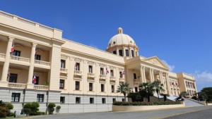 Presidente Medina se reúne con Hacienda y Aduanas; se desconocen los temas de discusión 