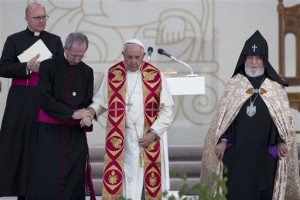 El papa ora en monumento en Armenia 